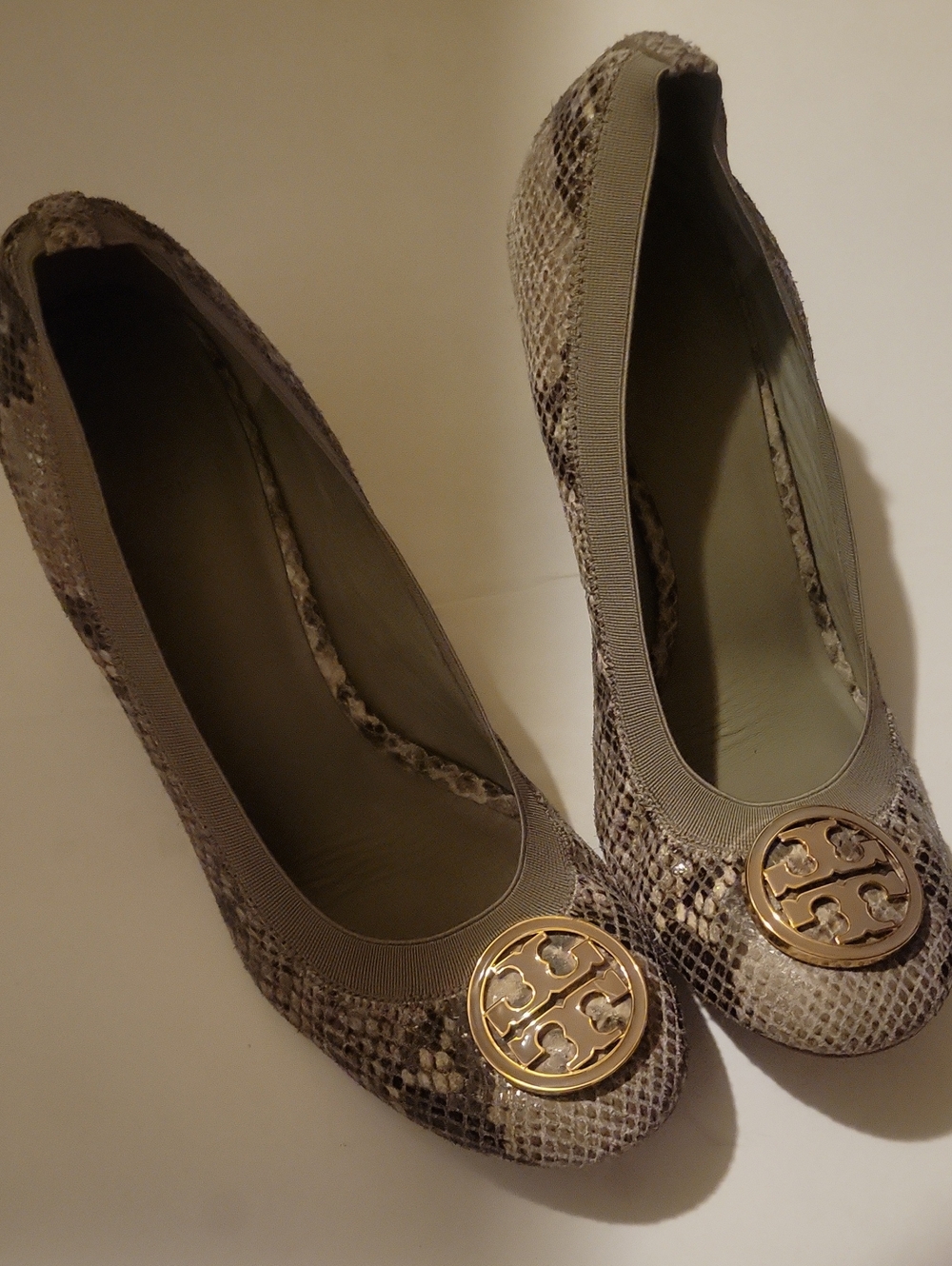 Tory Burch Women's Taupe Snakeskin Logo Ballet Flats - Picture 2 of 13